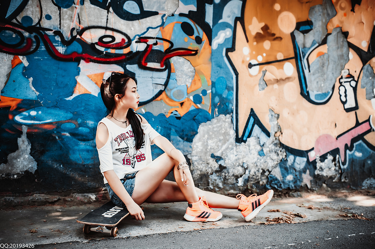 喜欢嘻哈的滑板女孩