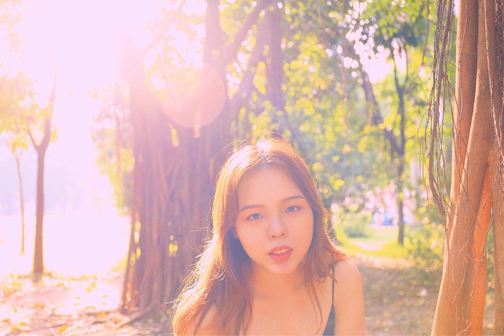 借我不惧碾压的鲜活，借我生猛与莽撞不问明天，借我一束光照亮黯淡，借我笑颜灿烂如春天。