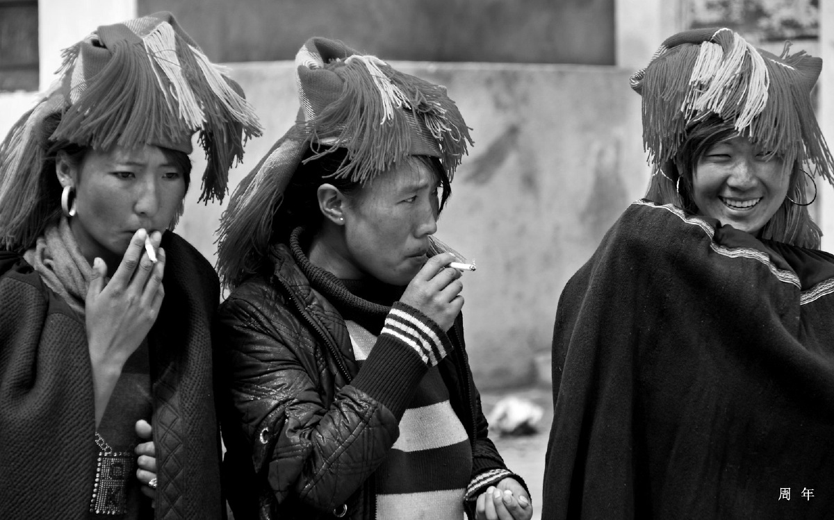 彝族妹子爱抽烟