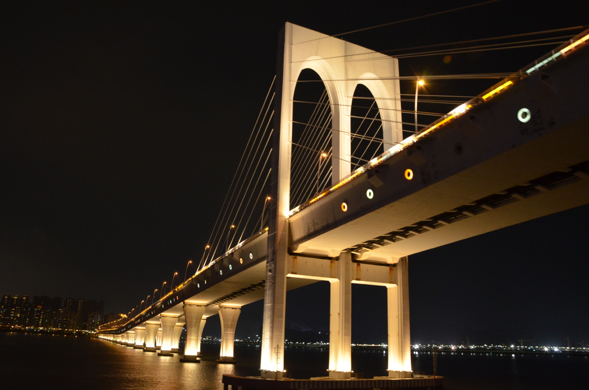 夜游珠海,连接珠海与澳门的莲花大桥