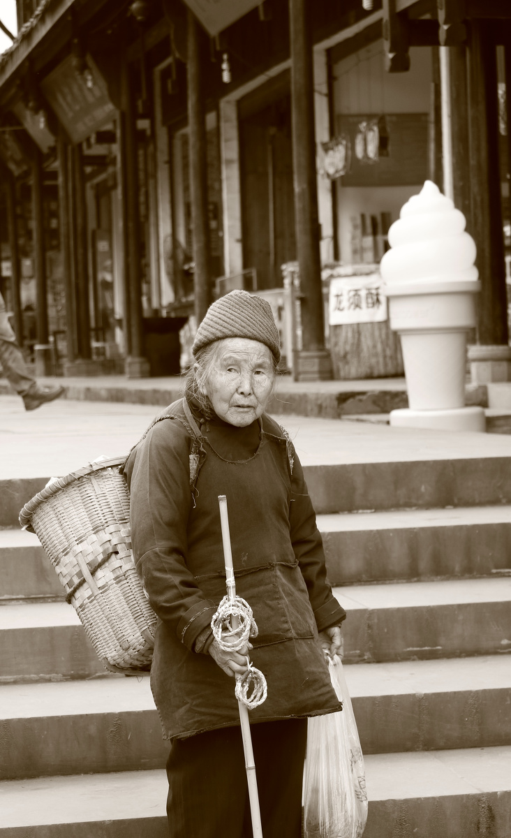 古镇老人