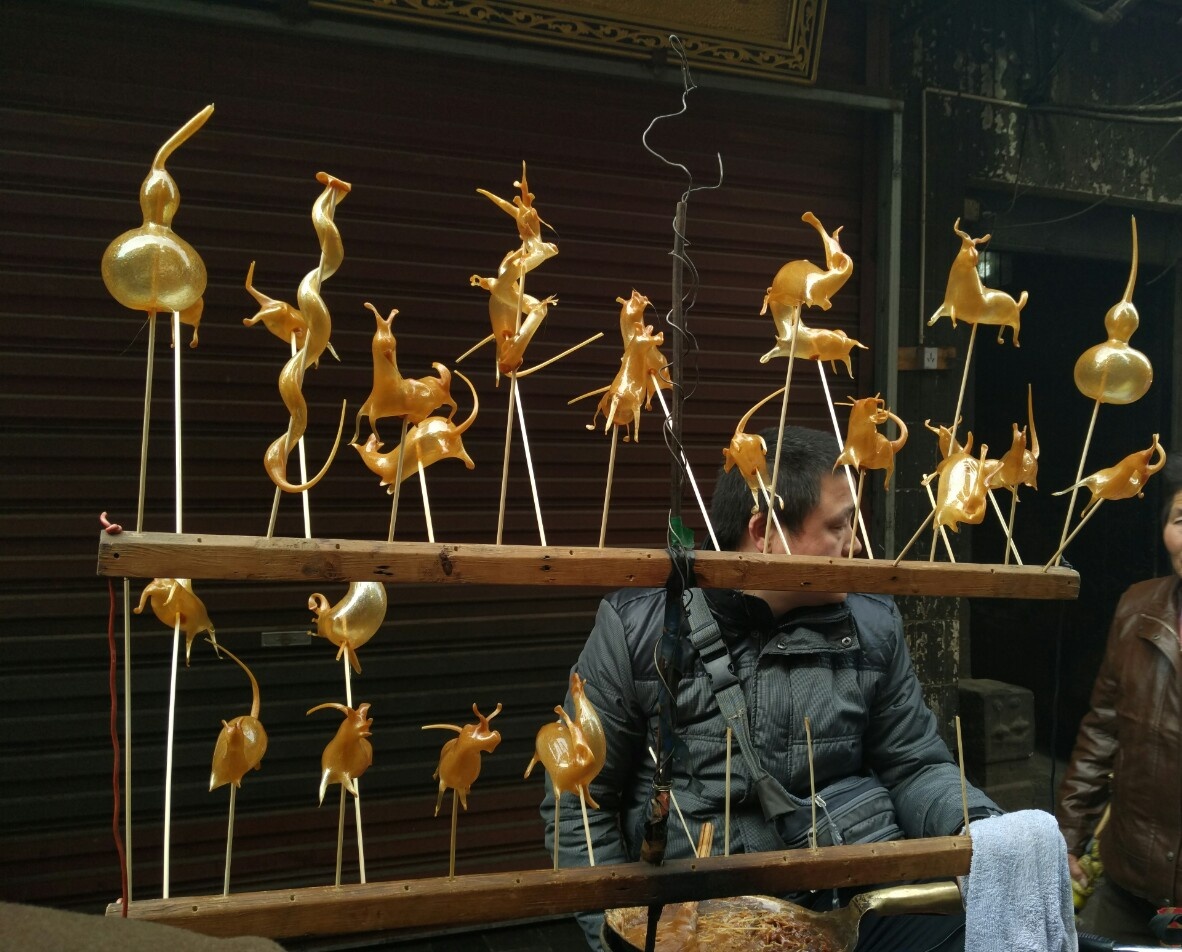 回民街的吹糖人