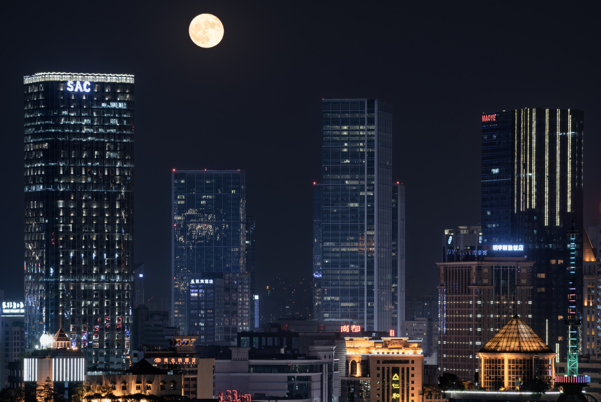 圆月与城市
