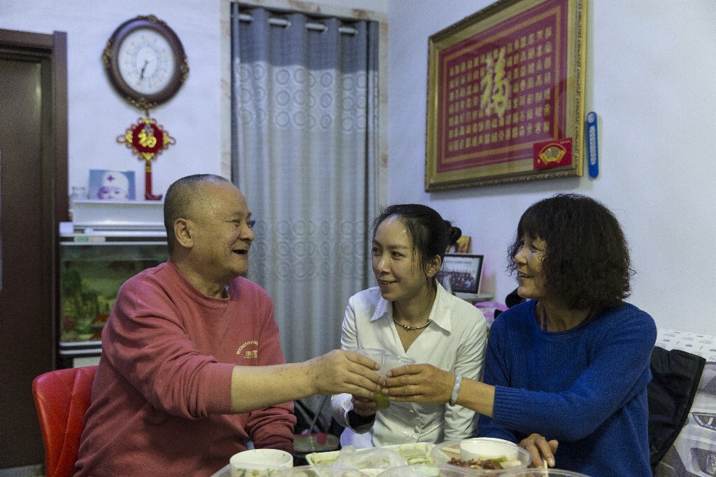 2017年11月,天津,女儿也回家和老李一起吃饭,一家三口时隔多年终于再次团圆。