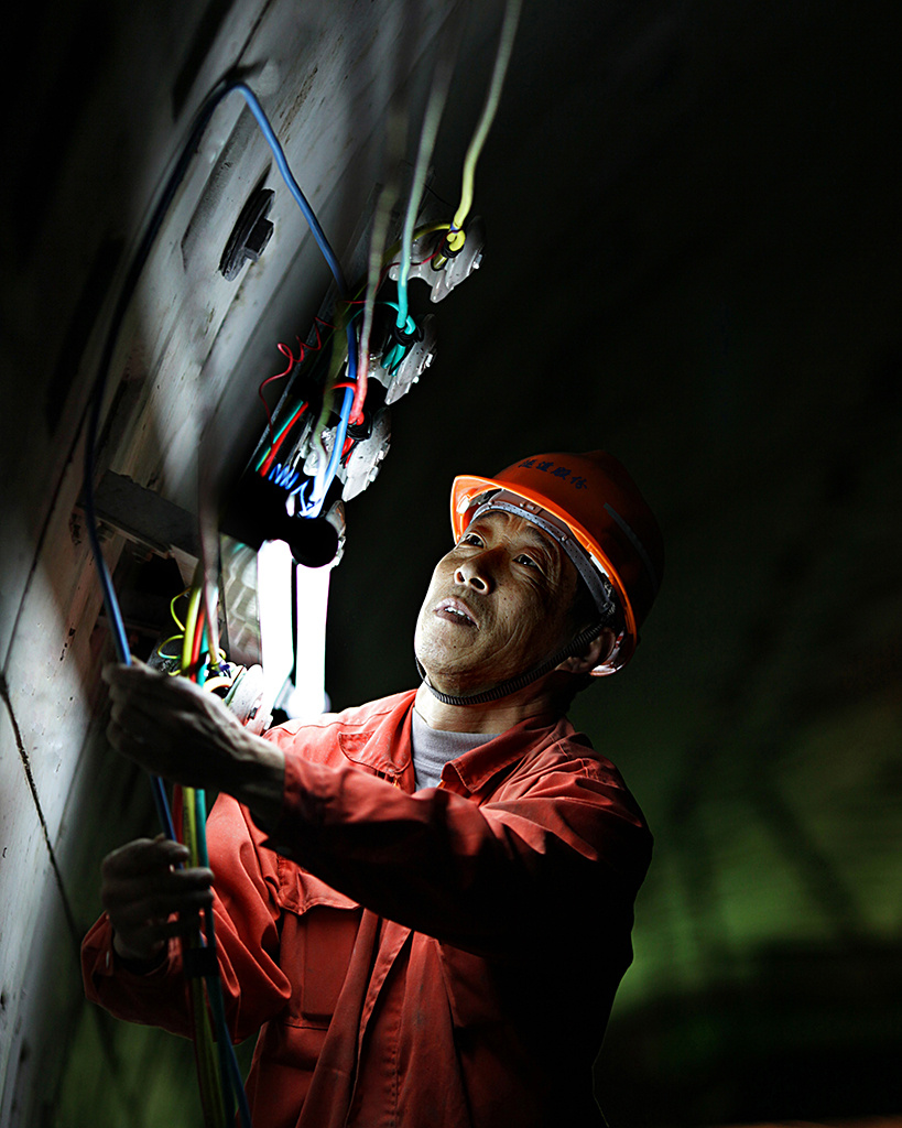 隧道内的一名电工