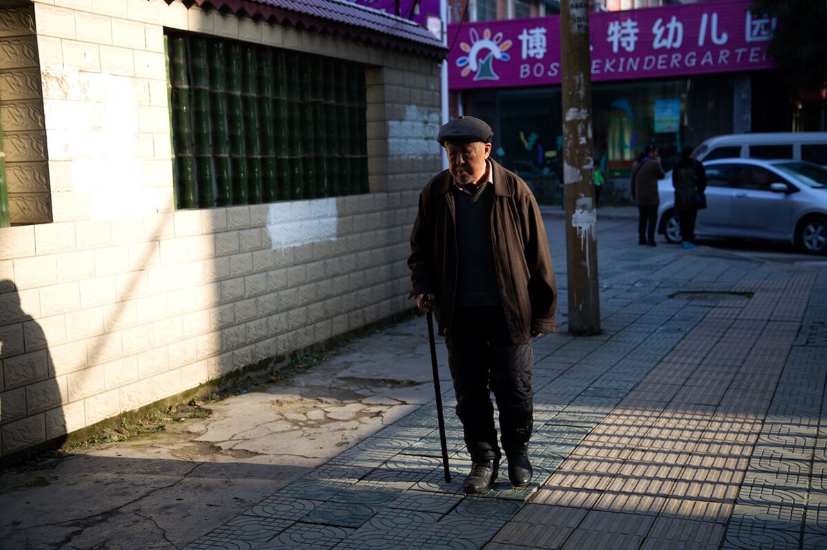 清晨 阳光洒落 城市苏醒 人们早起各自奔忙 老人晨起走路