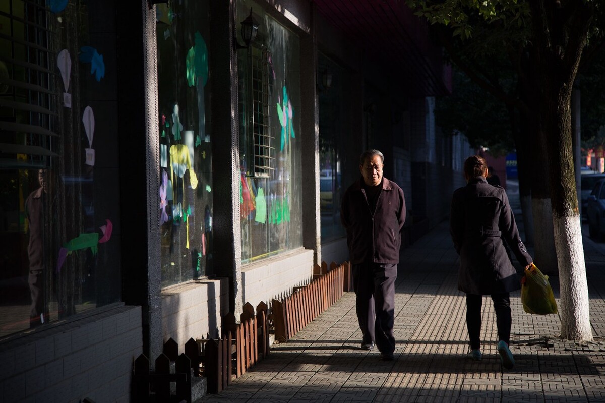 清晨 阳光洒落 城市苏醒 人们早起各自奔忙