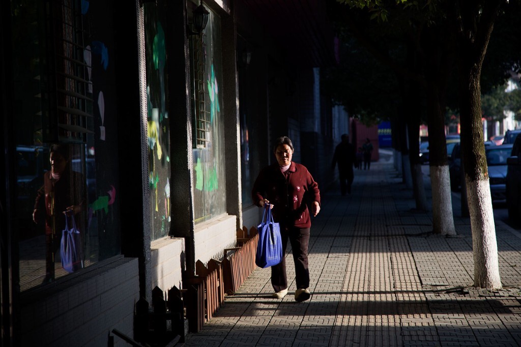 清晨 阳光洒落 城市苏醒 人们早起各自奔忙
