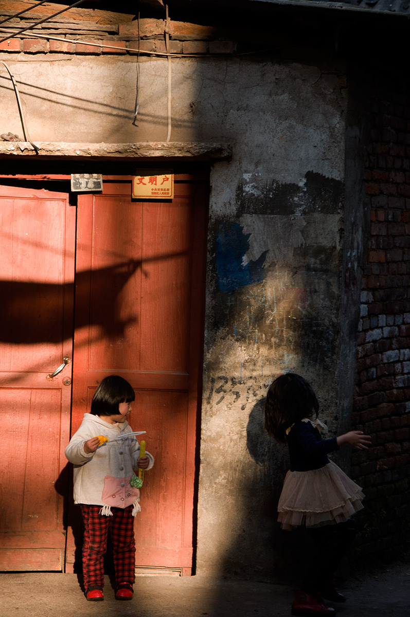 小巷子里玩耍的女孩