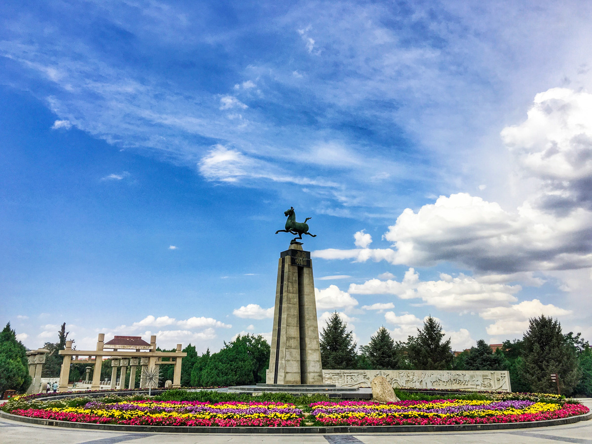 是16年八月去甘肃武威雷台我国旅游标志马踏飞燕出土地拍的李刘元关注
