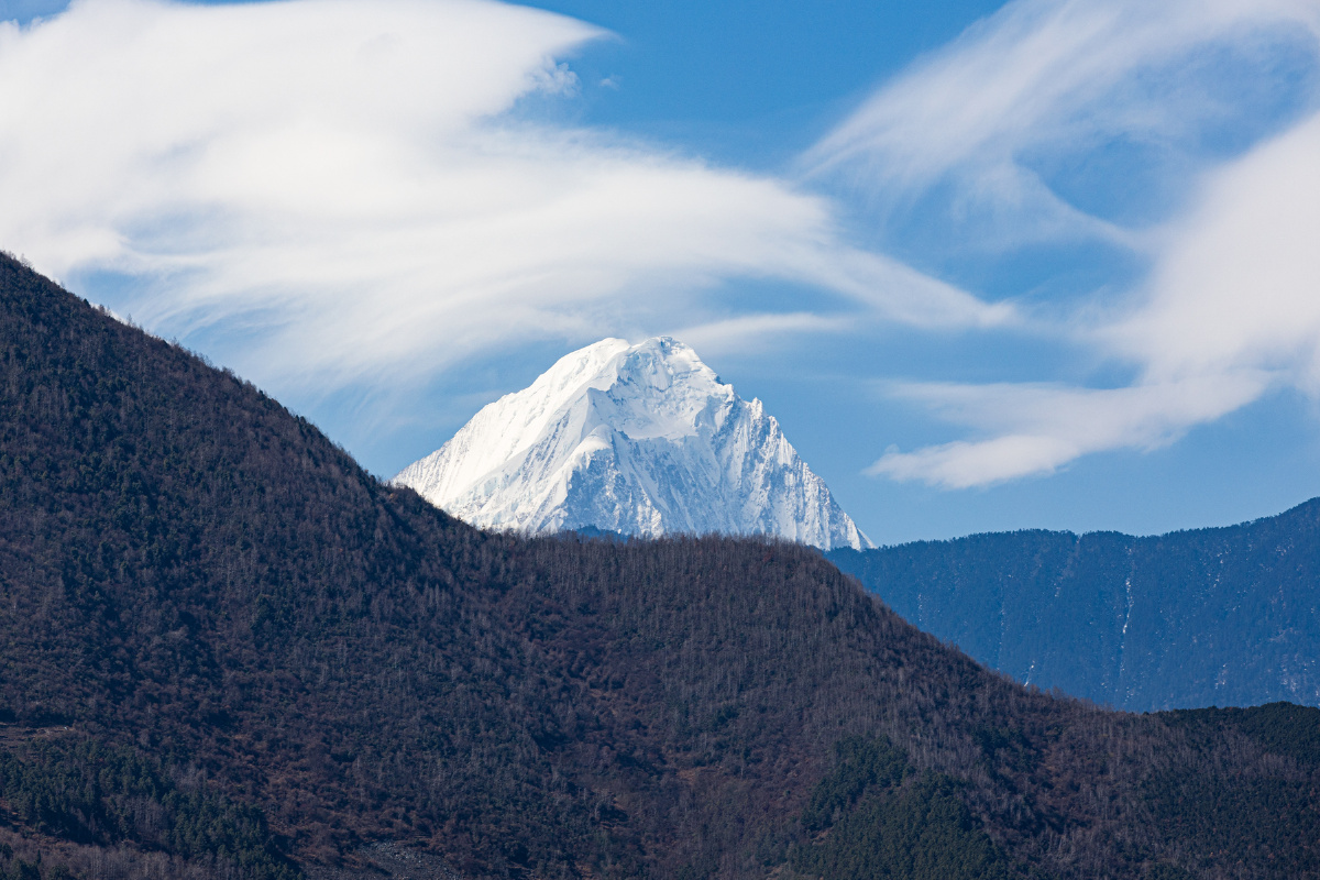不同角度看中山峰与贡嘎为邻