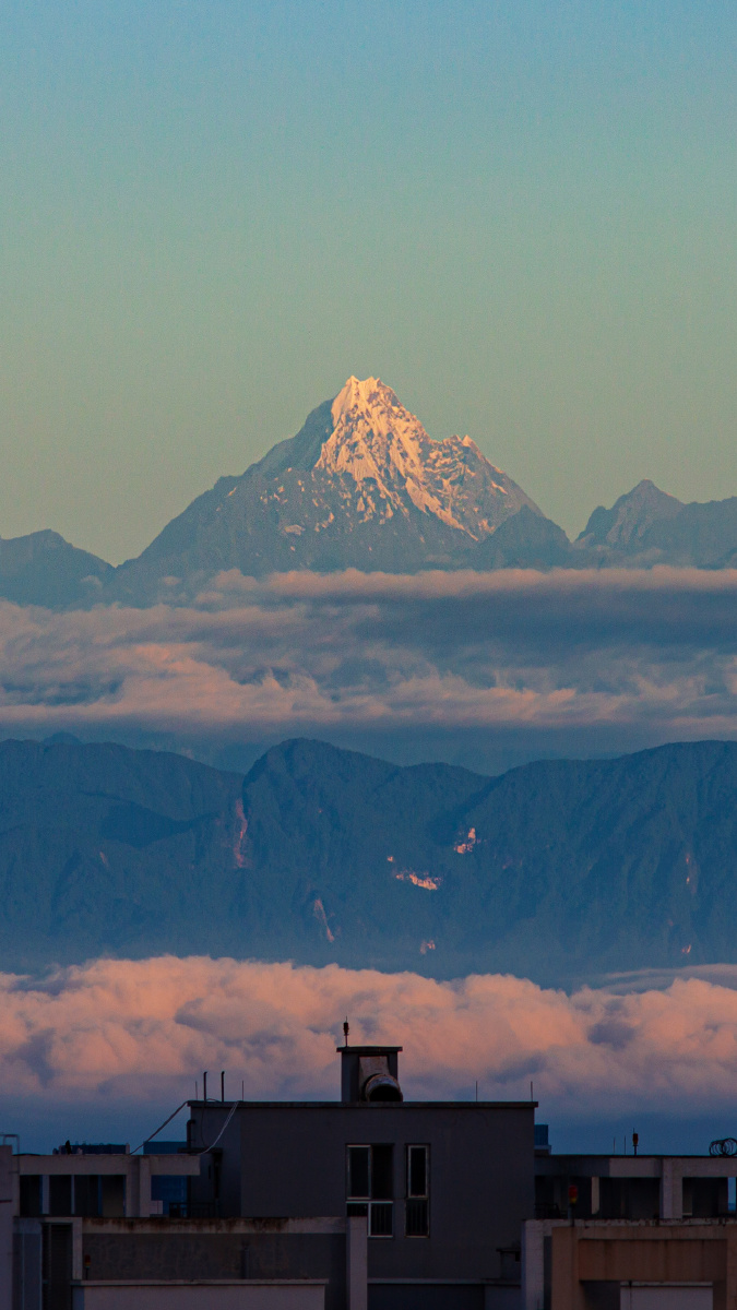 在成都遥望雪山