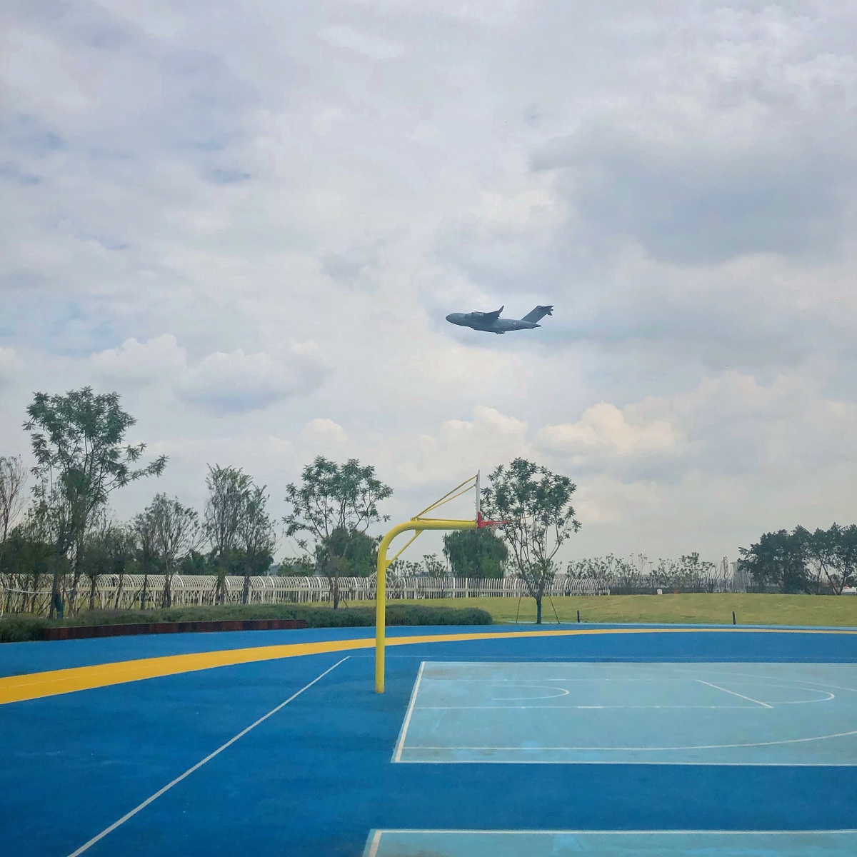 飞机与球场摄于成都空港运动公园