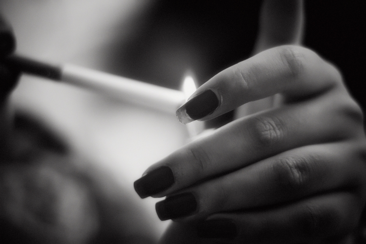 等候你不如混杂着烟味颓废