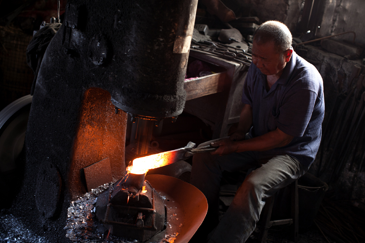 铁匠铺里的老工匠