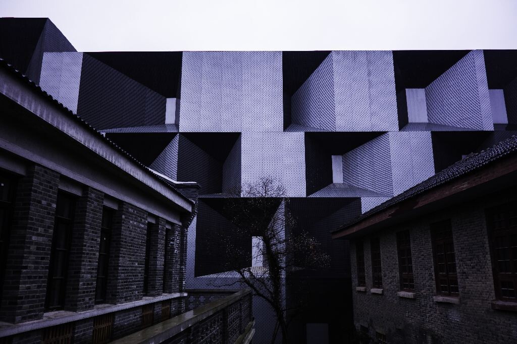 在老门东的古建筑群里有一栋现代化的建筑，这是一个展览馆，里面有有现代艺术展览，也陈列着老南京的过去。。。。