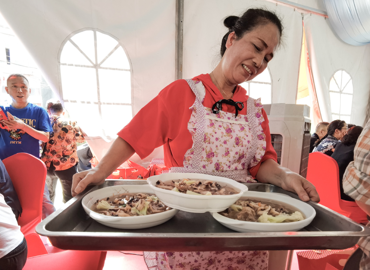 乡村婚宴端盘手