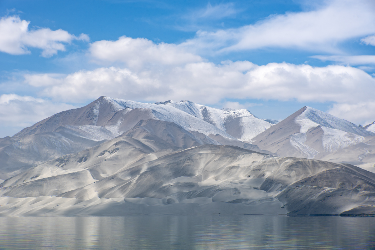 白沙湖上白沙山,白沙湖畔铁憨憨