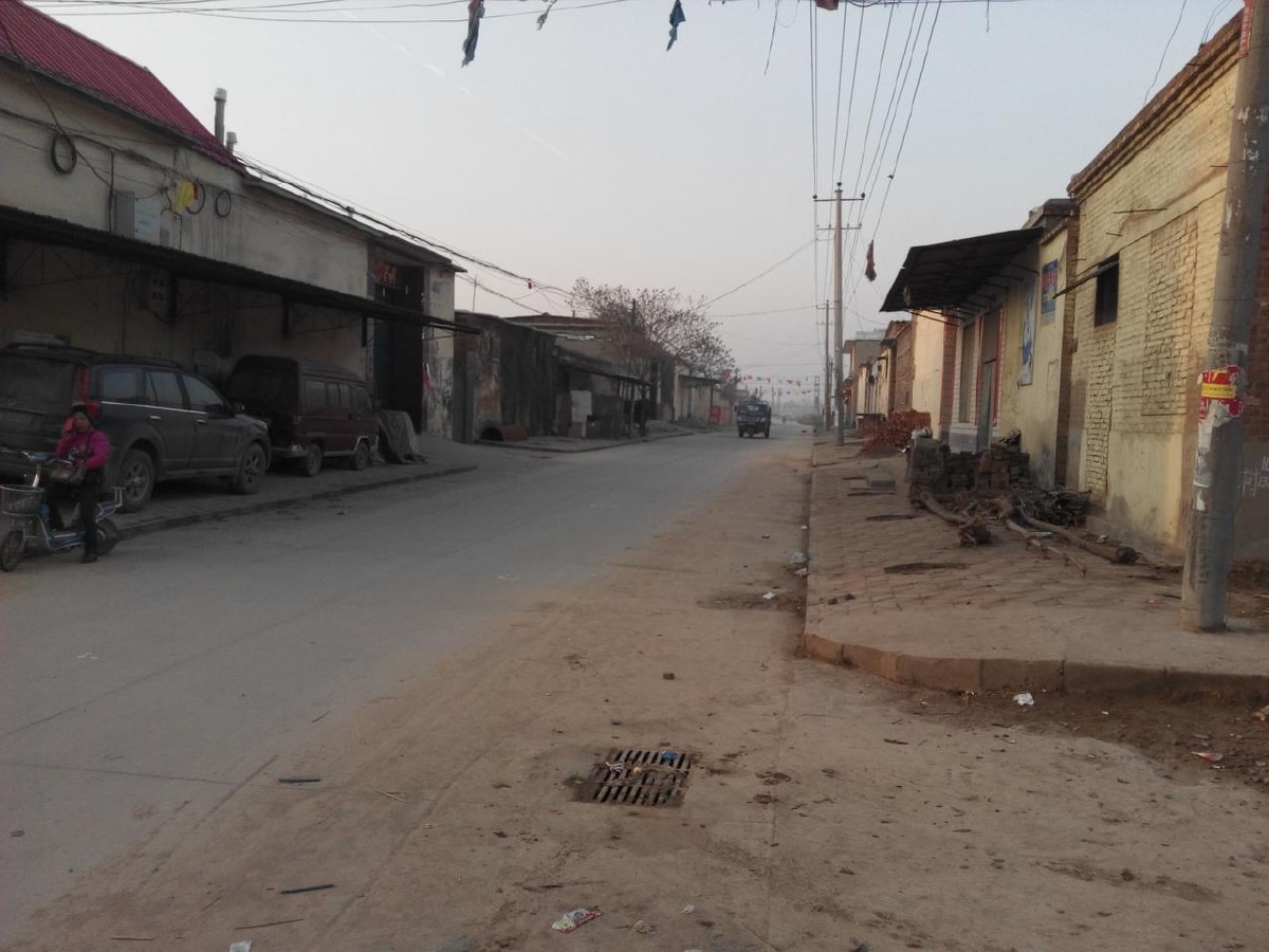 普通乡村十字路口的随拍