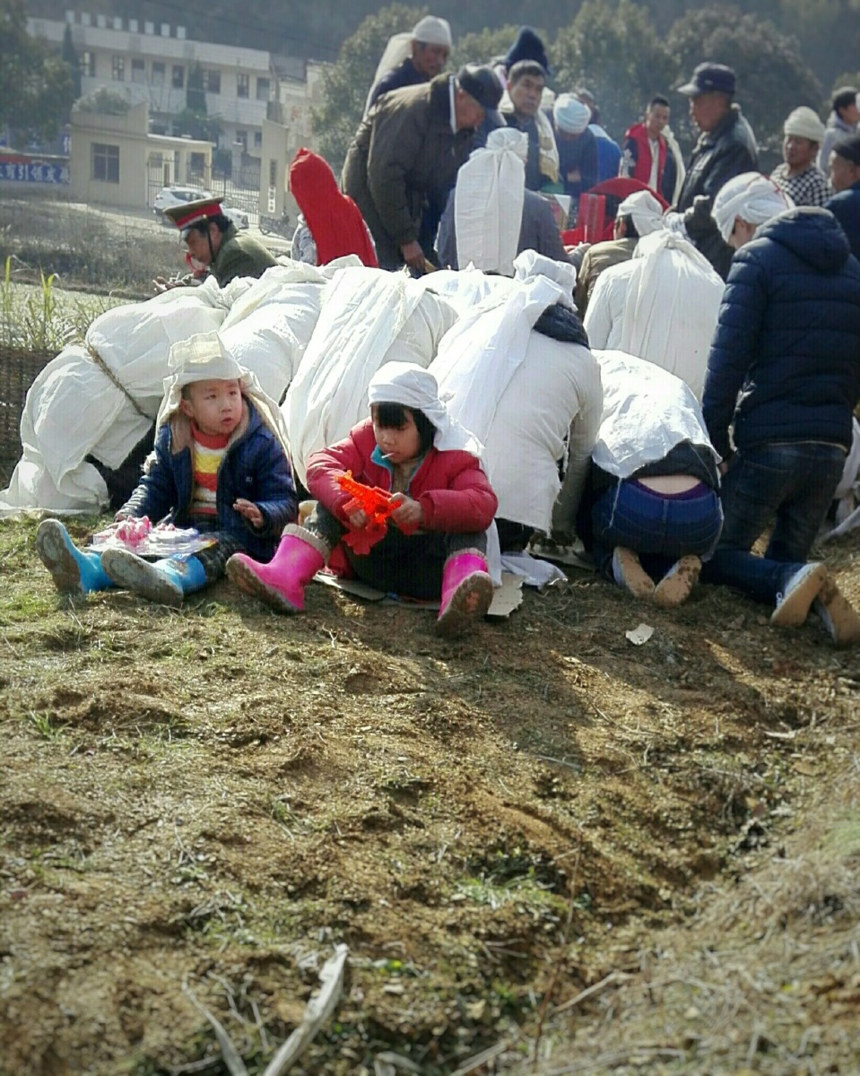 葬礼中玩耍的小孩