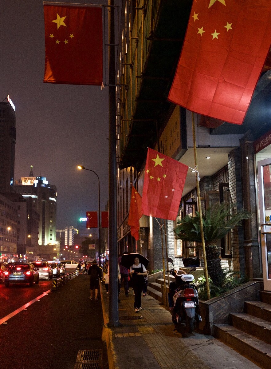 国庆夜晚的街巷