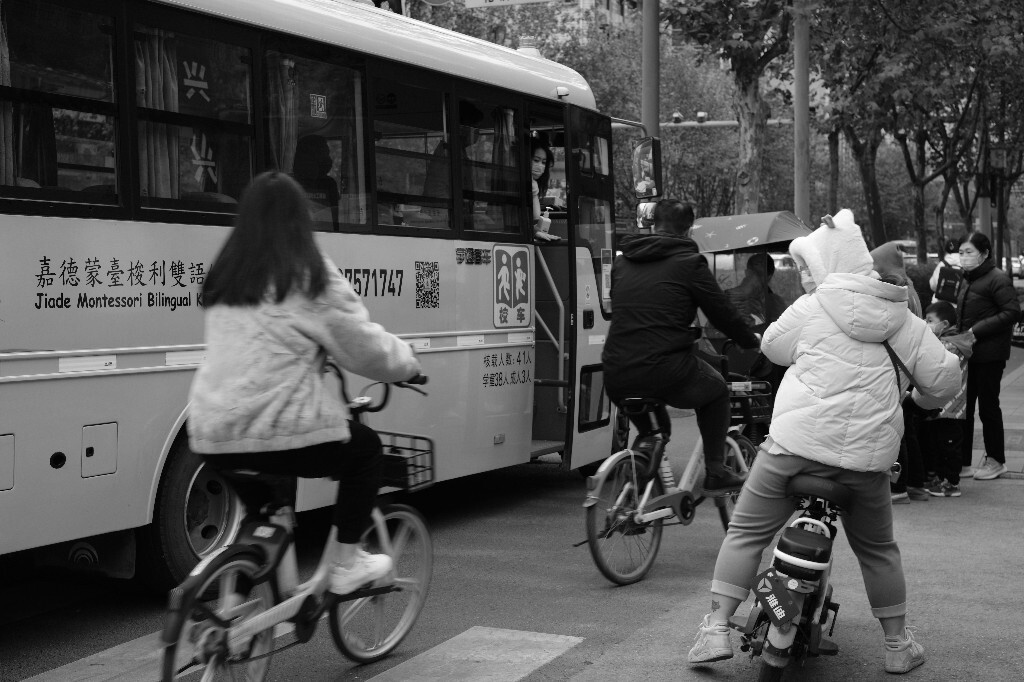 校车与自行车