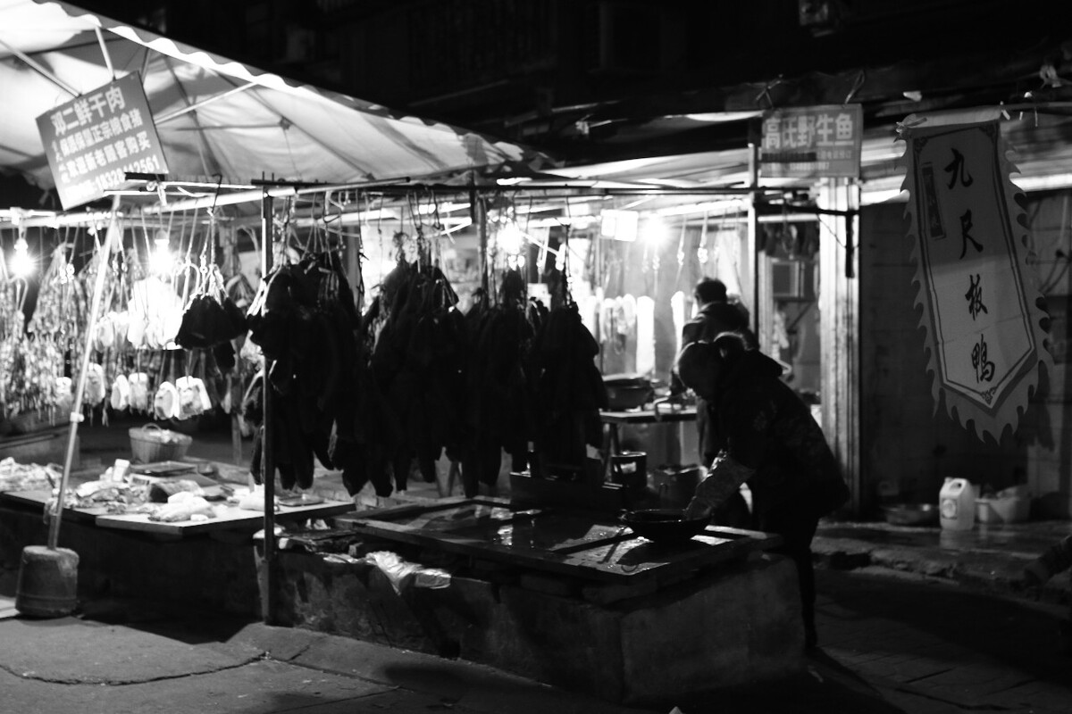 年关了，夜市上，腊味丰富