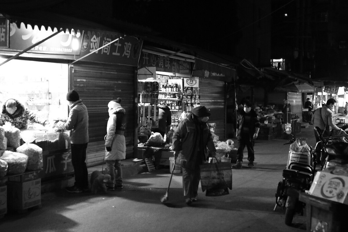 夜市临近收摊，生意还好！