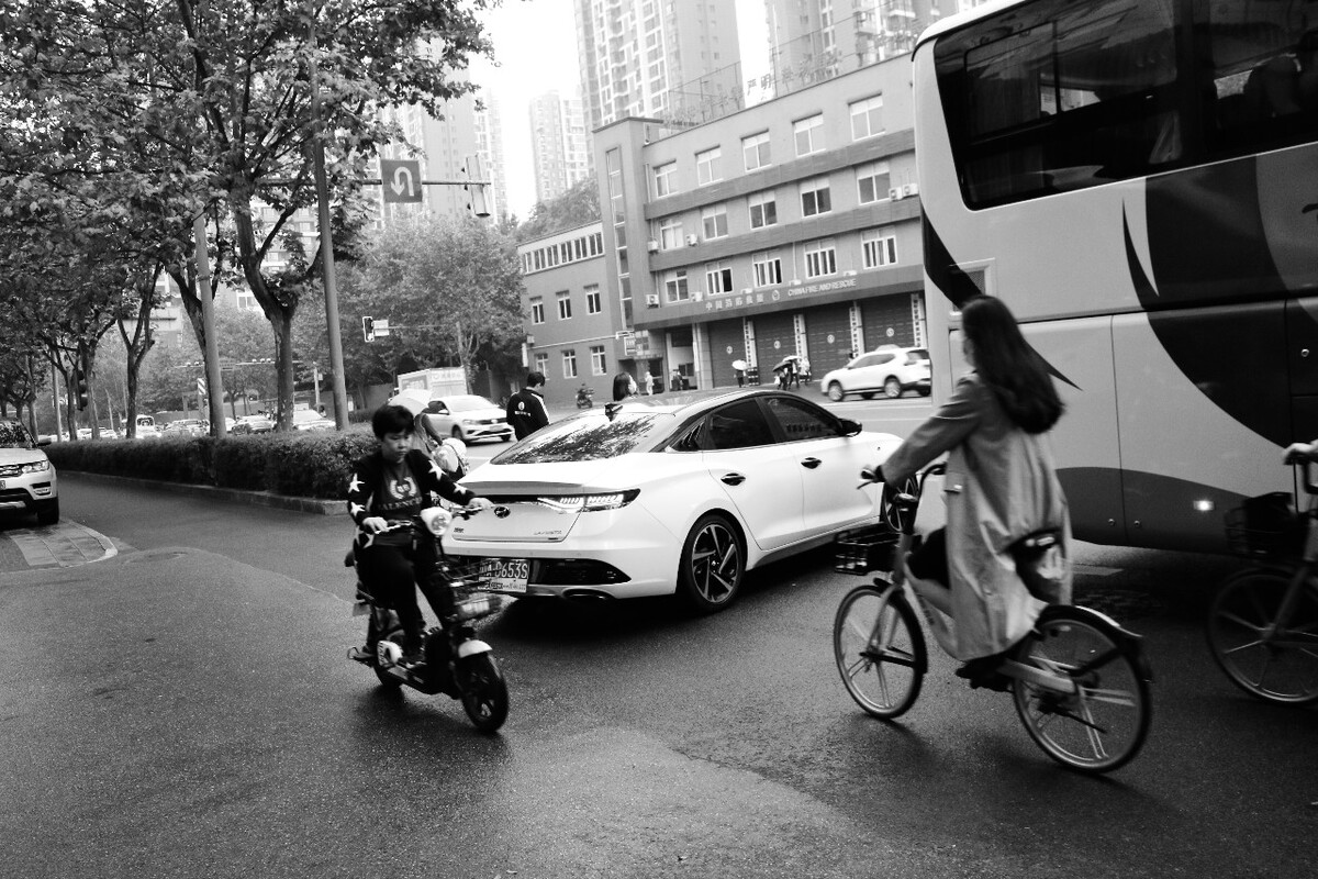 巷子口等客的客运车