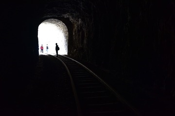 575843