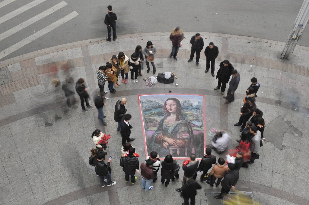 20120214 温州人民路街头艺术家正在创作街画。