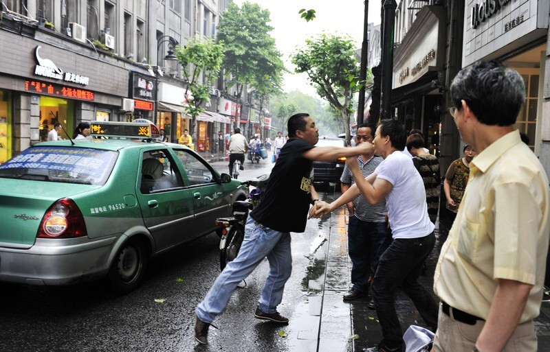 20140514温州解放街出租车司机与开电动车的市民发生摩擦导致拳脚相加。