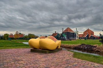 1895818