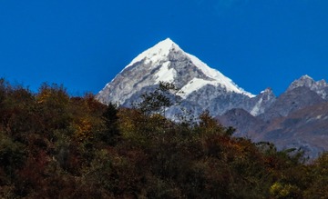 915357