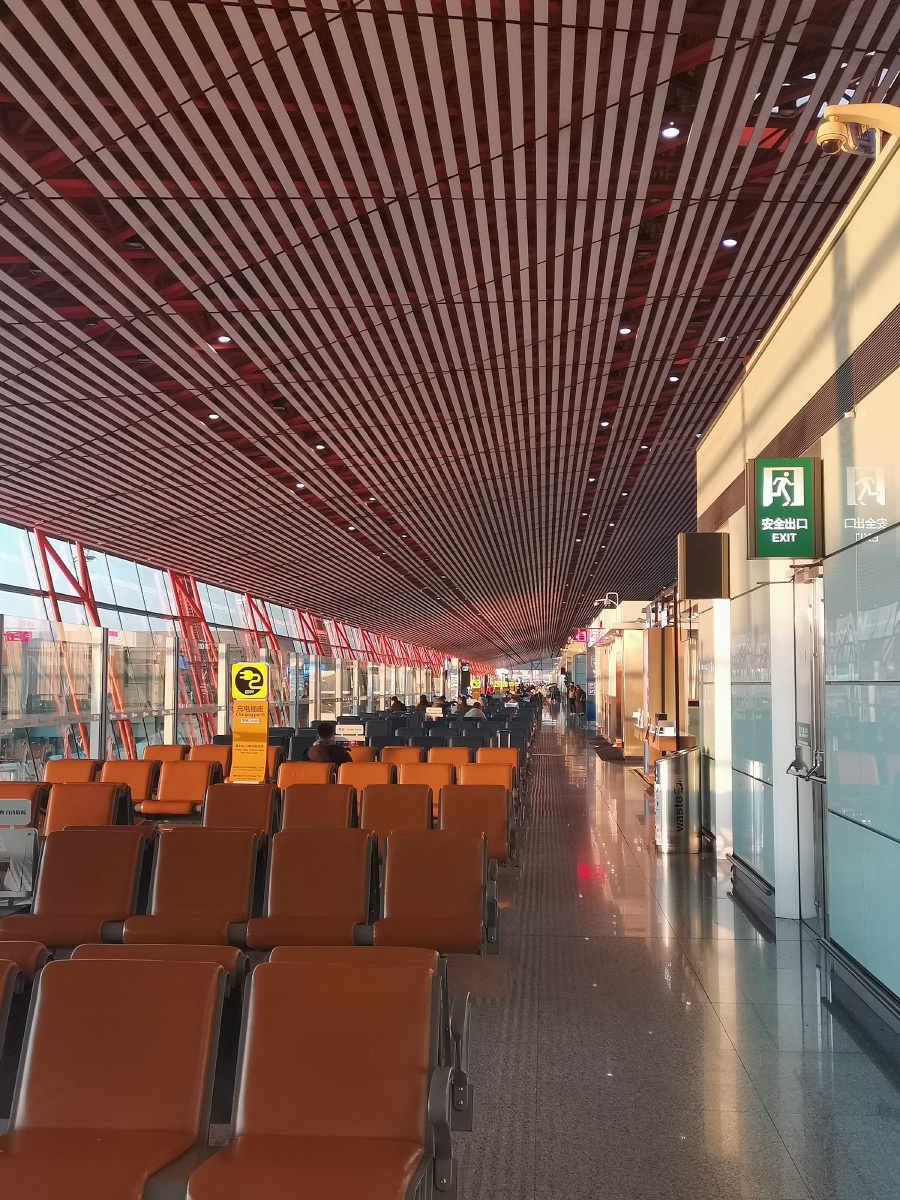 2021年1月9日傍晚的首都机场候机楼,由于疫情出行的人比往日少了许多.