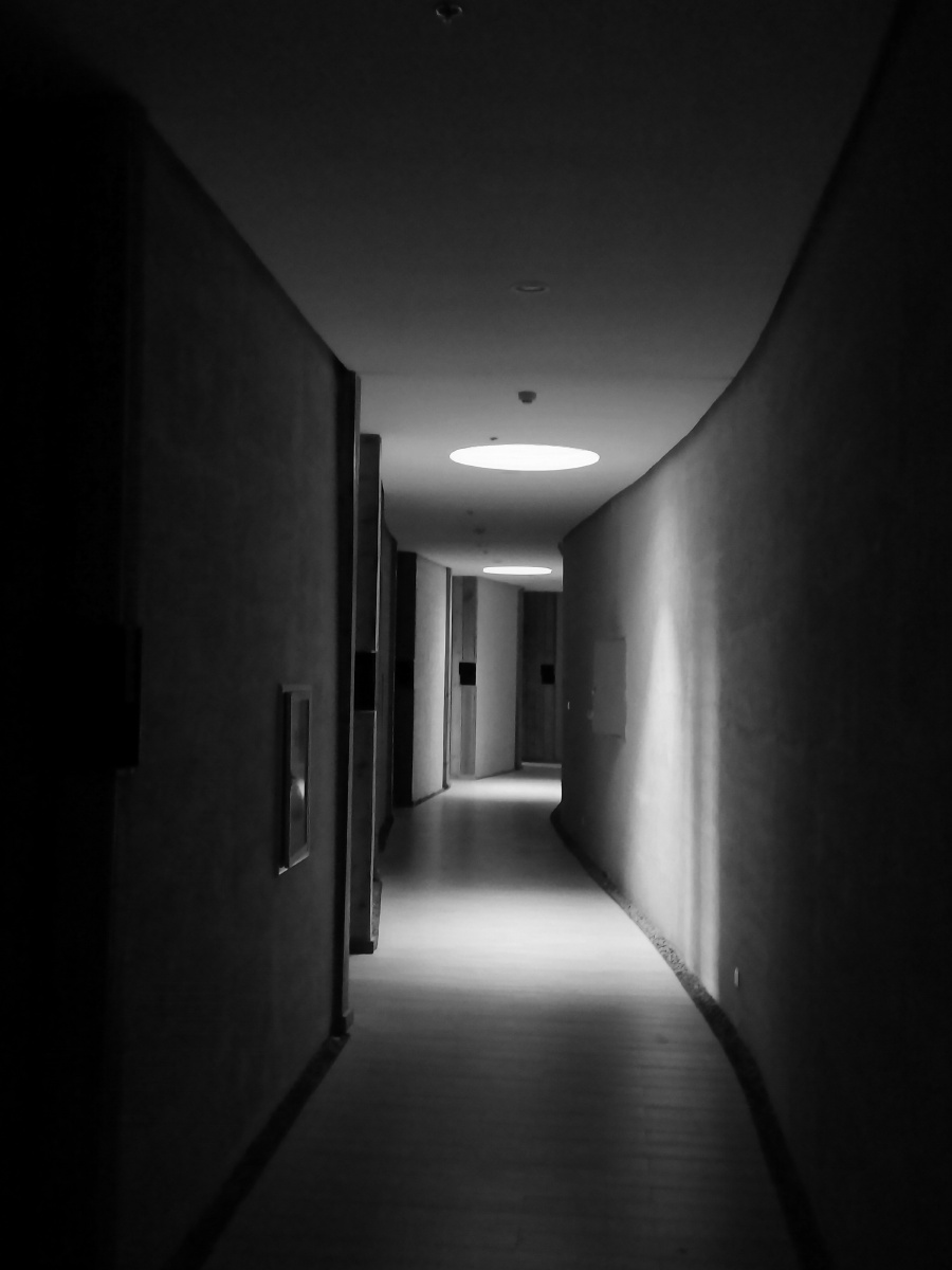 九宫格里的建筑之美以不同方向直线为主的之美黑白灰相间光影之间空间