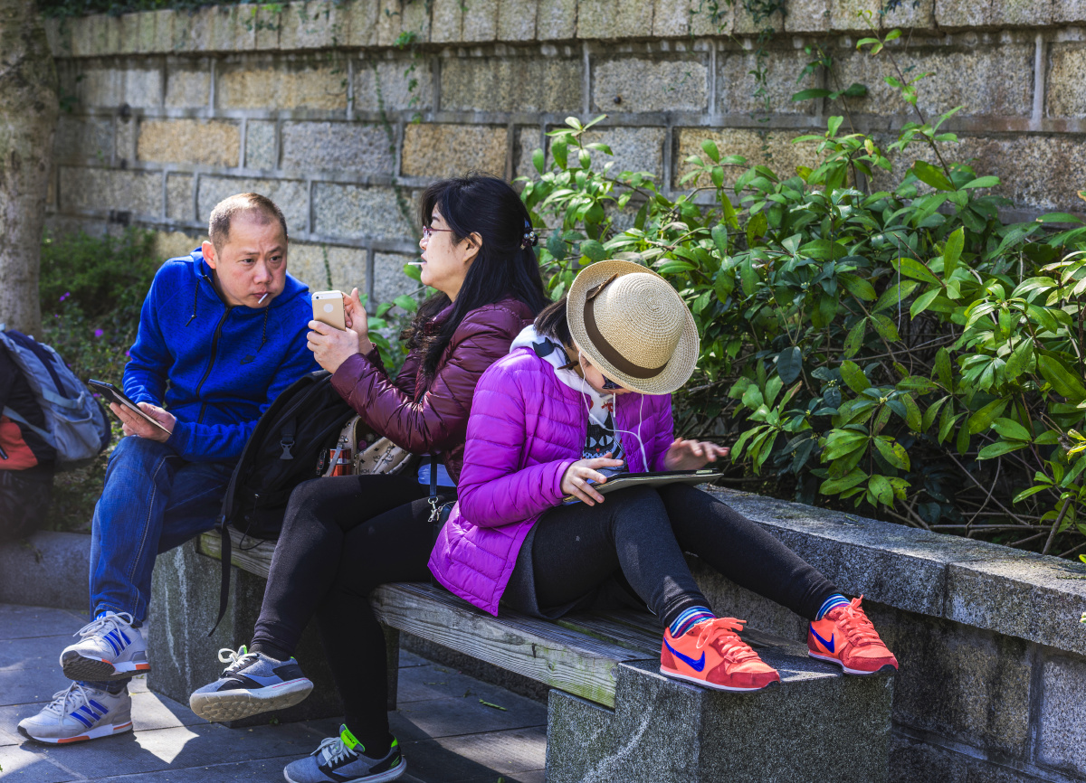 人与人之间的交往越来越少.每每见到这样的场面,都让我感慨不已!