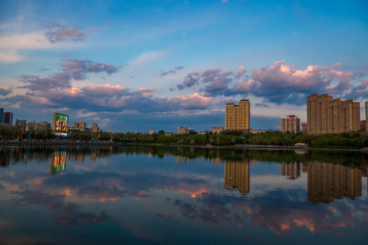 新疆乌鲁木齐南湖景色