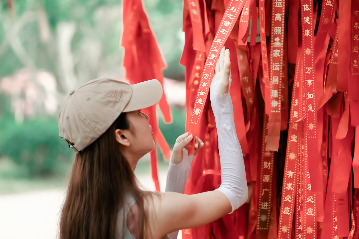 在佛教景区祈福姻缘的姑娘