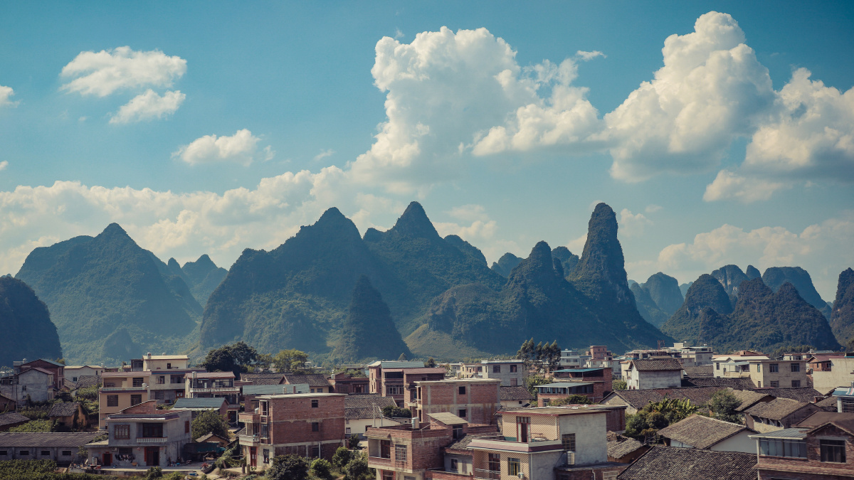 广西桂林柳州一带的喀斯特地貌群山环绕山清水秀美丽乡村田园风光