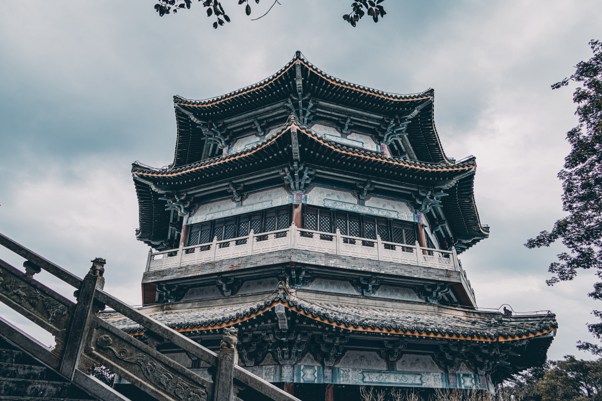 文笔峰主要景点有玉蟾阁,药王殿,财神殿,文昌阁,慈航殿,文笔书院,元辰