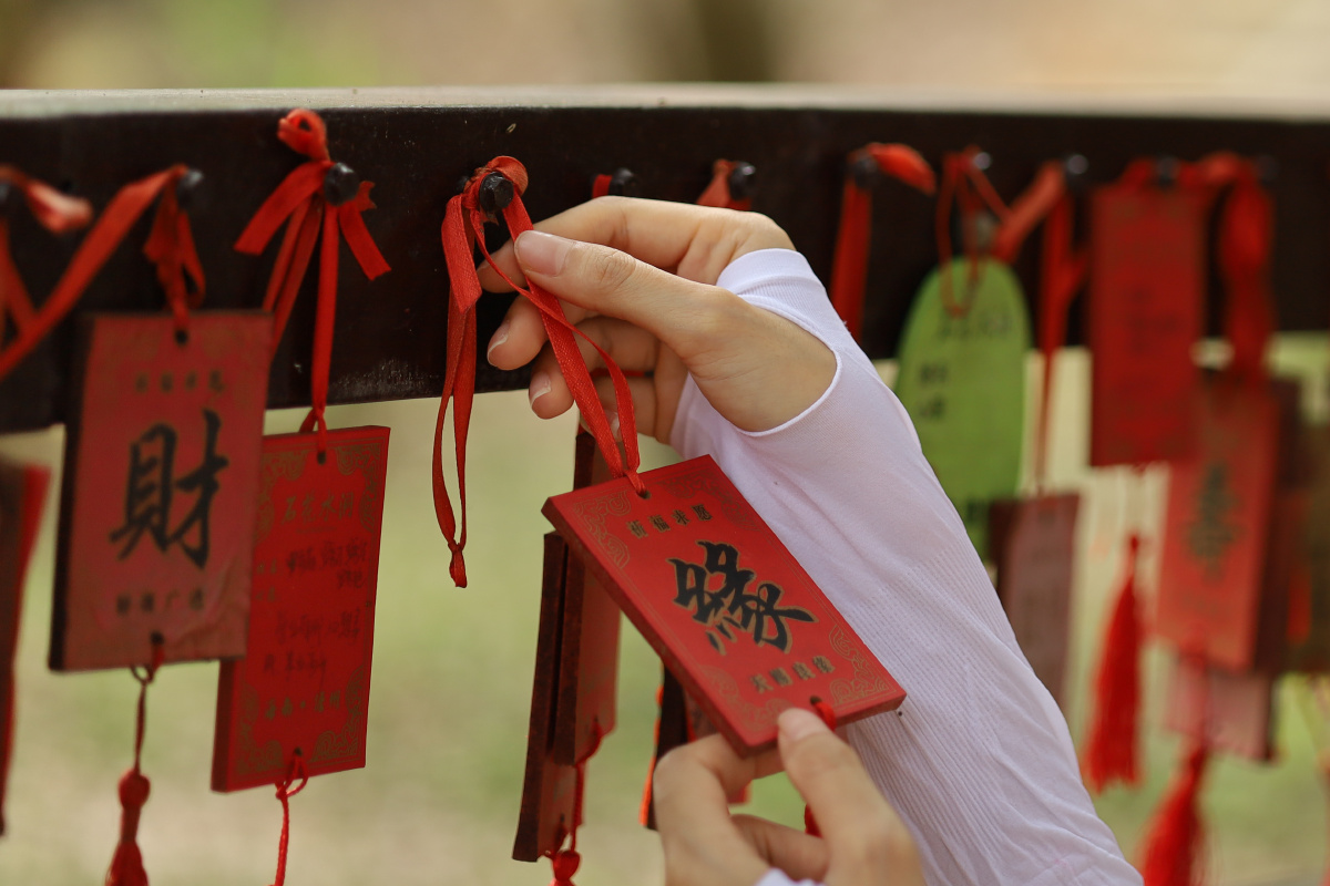 在佛教景区祈福姻缘的姑娘