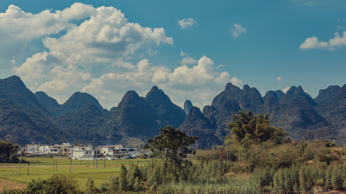 广西桂林柳州一带的喀斯特地貌群山环绕山清水秀美丽乡村田园风光