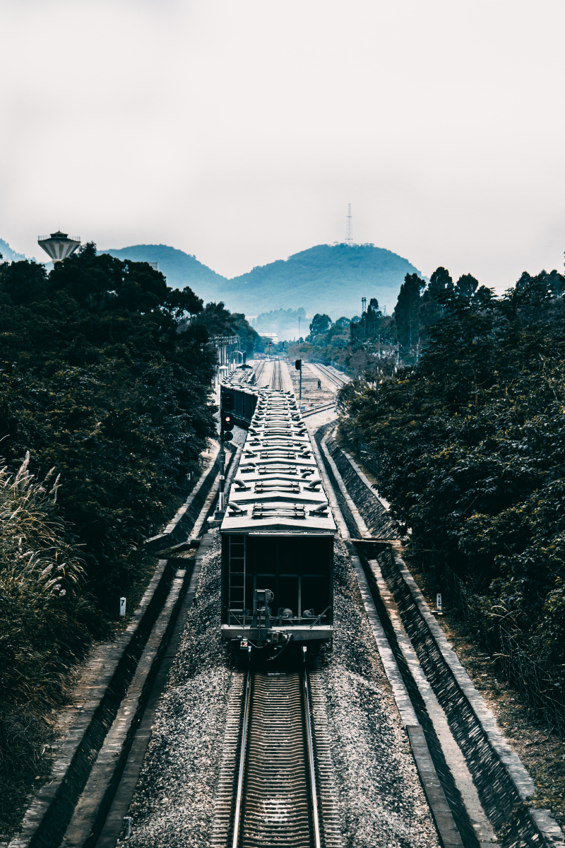 粤海铁路儋州货运站铁路上老旧的东风柴油内燃机火车机头