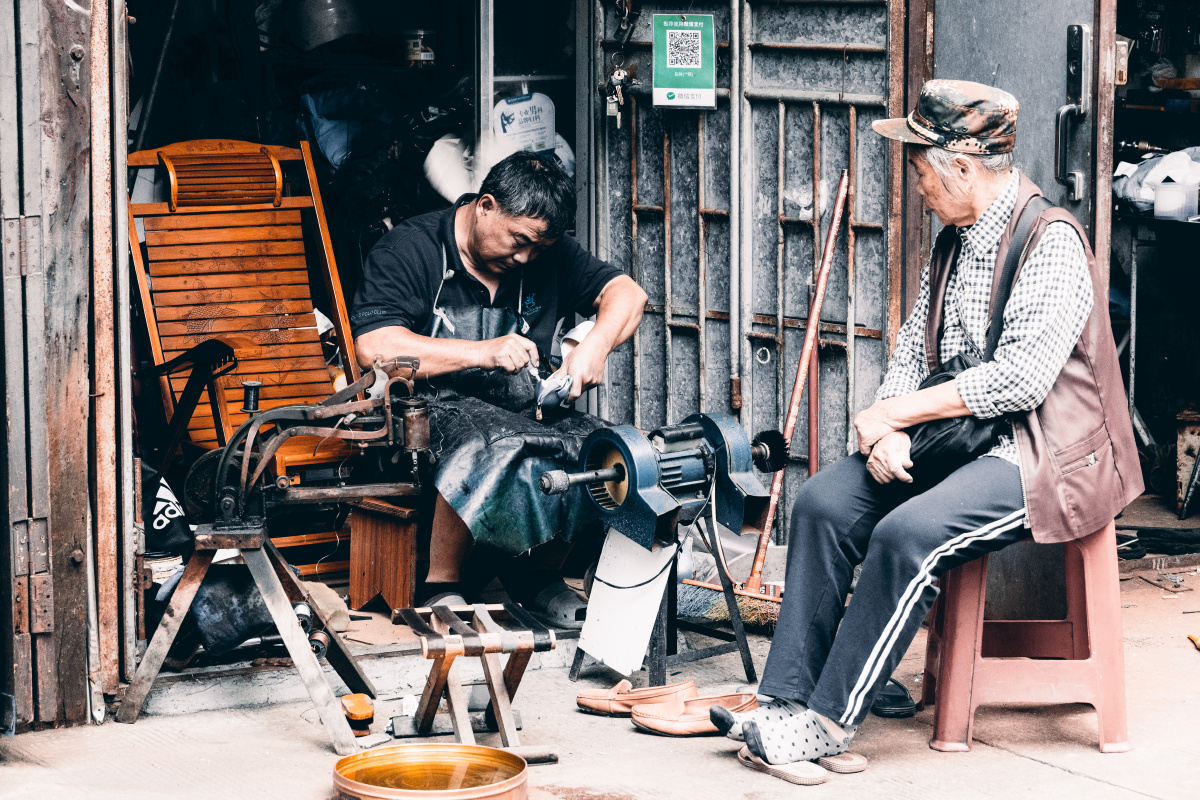 等待补鞋的老人