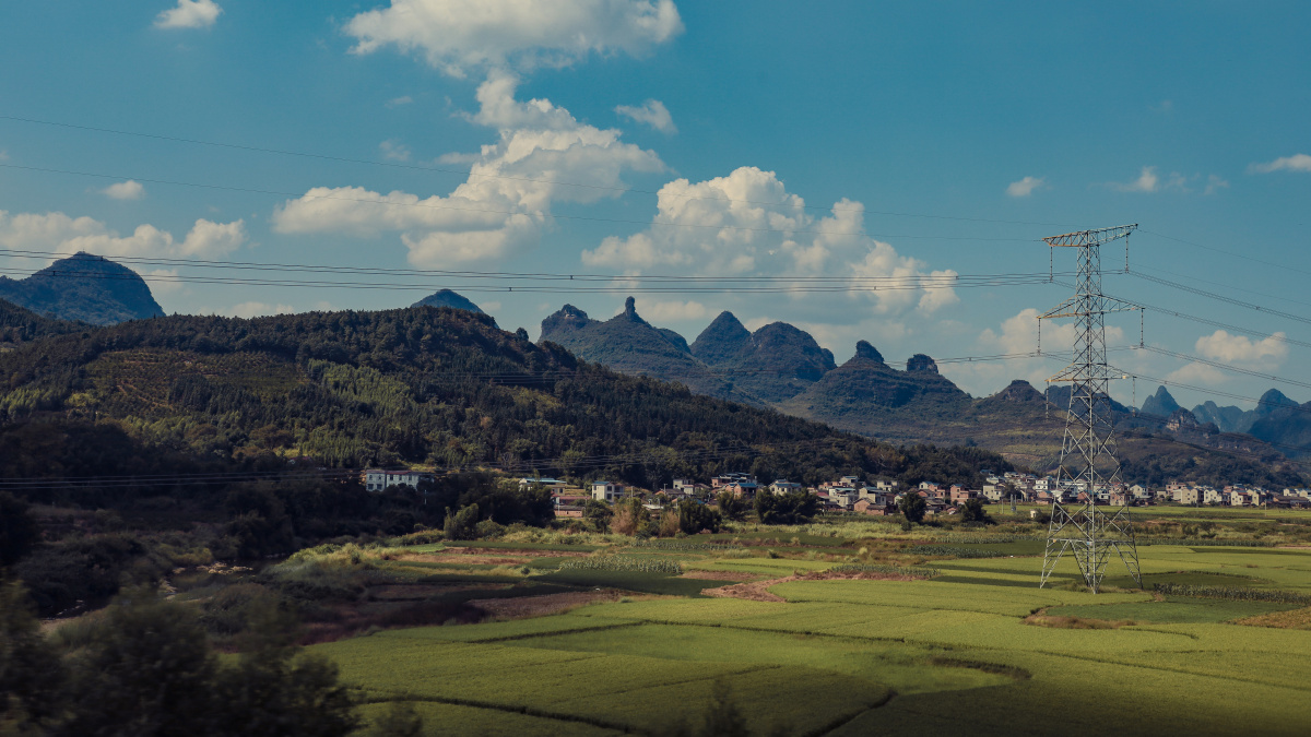 广西桂林柳州一带的喀斯特地貌群山环绕山清水秀美丽乡村田园风光