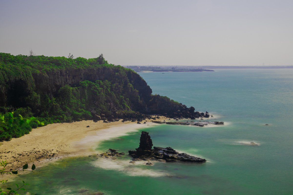 拍摄于海南省儋州市峨蔓镇龙门激浪附近火山海岸风光
