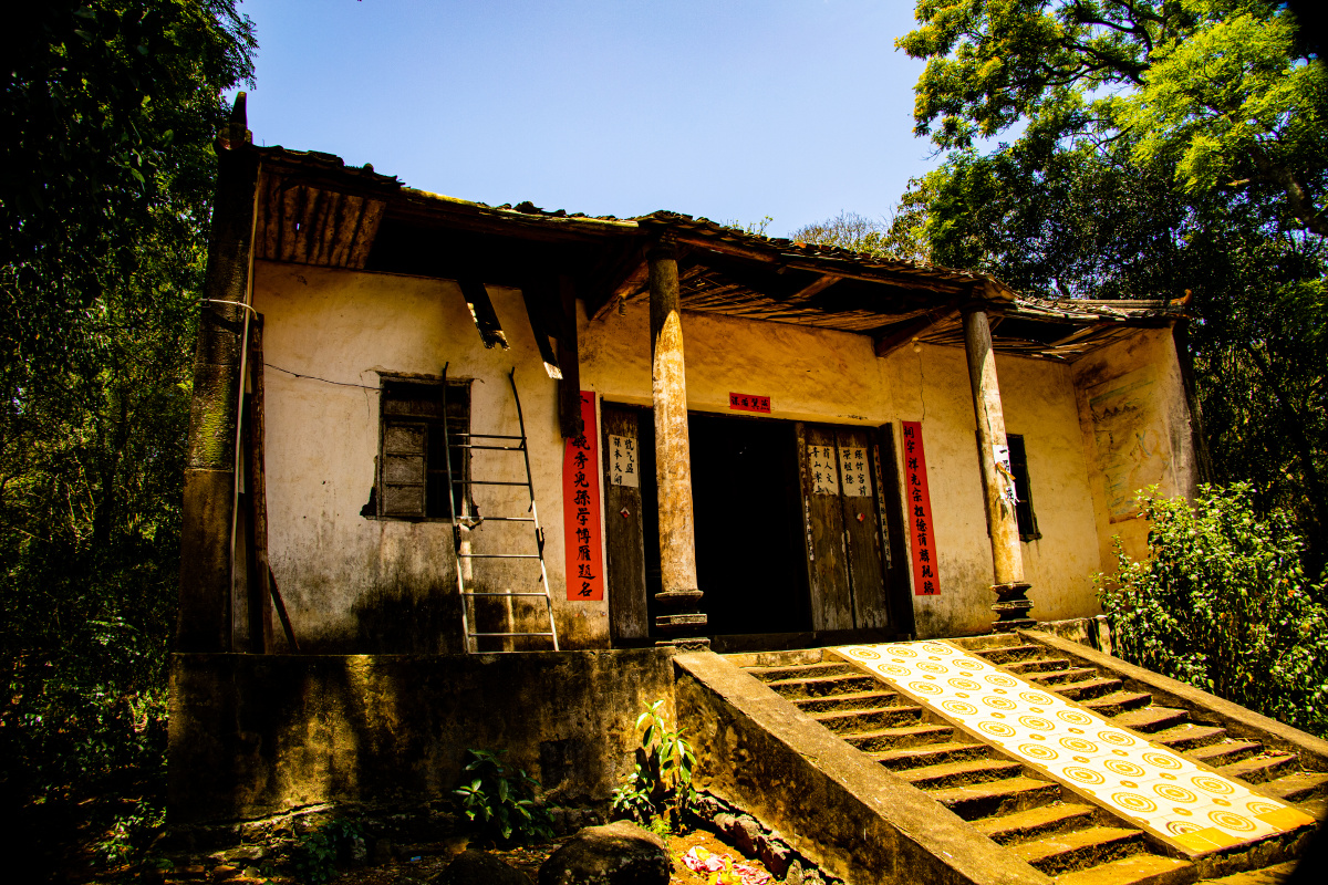铁匠村原名北岸李村,因家家户户以打铁为生,到1940年代发展为"户户有