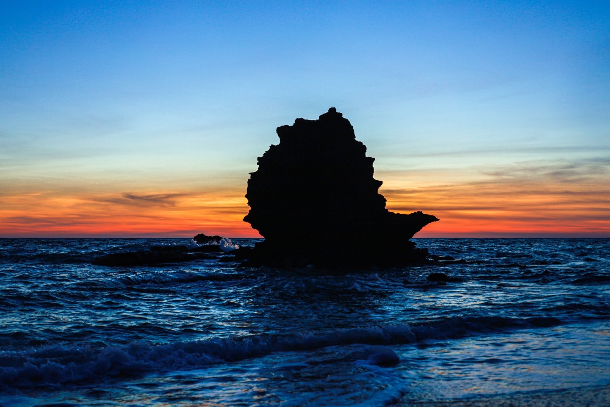 龙门激浪位于海南省儋州市峨蔓镇海滨龙门山,龙门山为海滨岩石山,海拔
