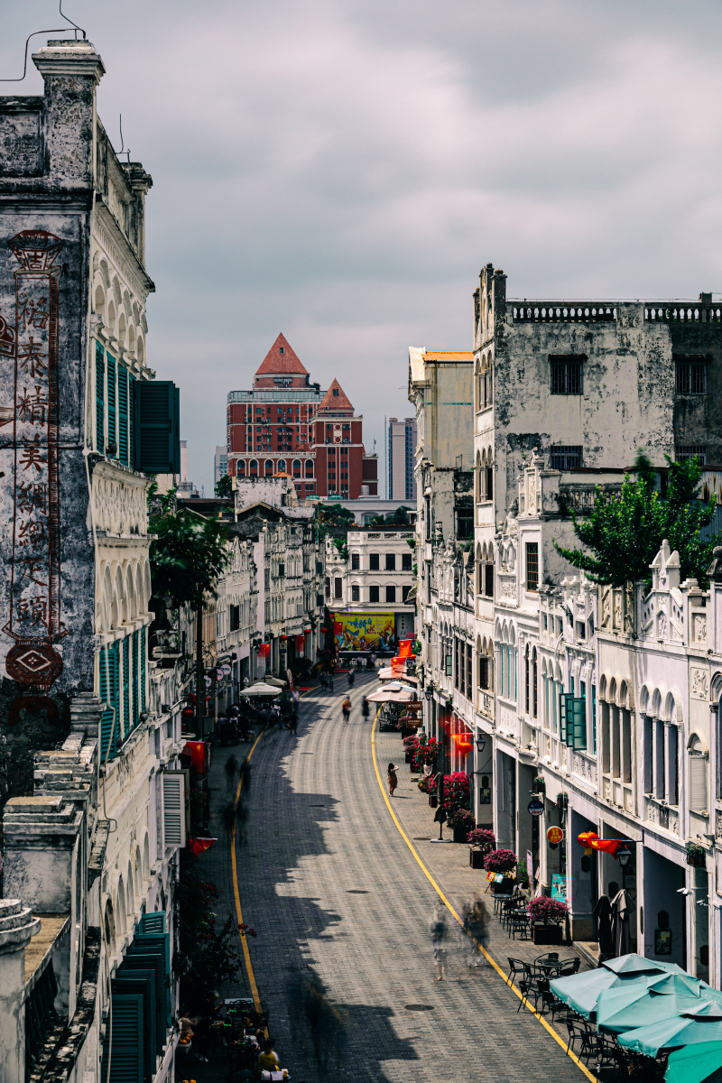 五星红旗迎风飘扬海口骑楼老街冯小刚电影公社芳华电影拍摄地